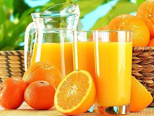Čerstvě vymačkaný pomerančový džus spolehlivě chrání před nachlazením