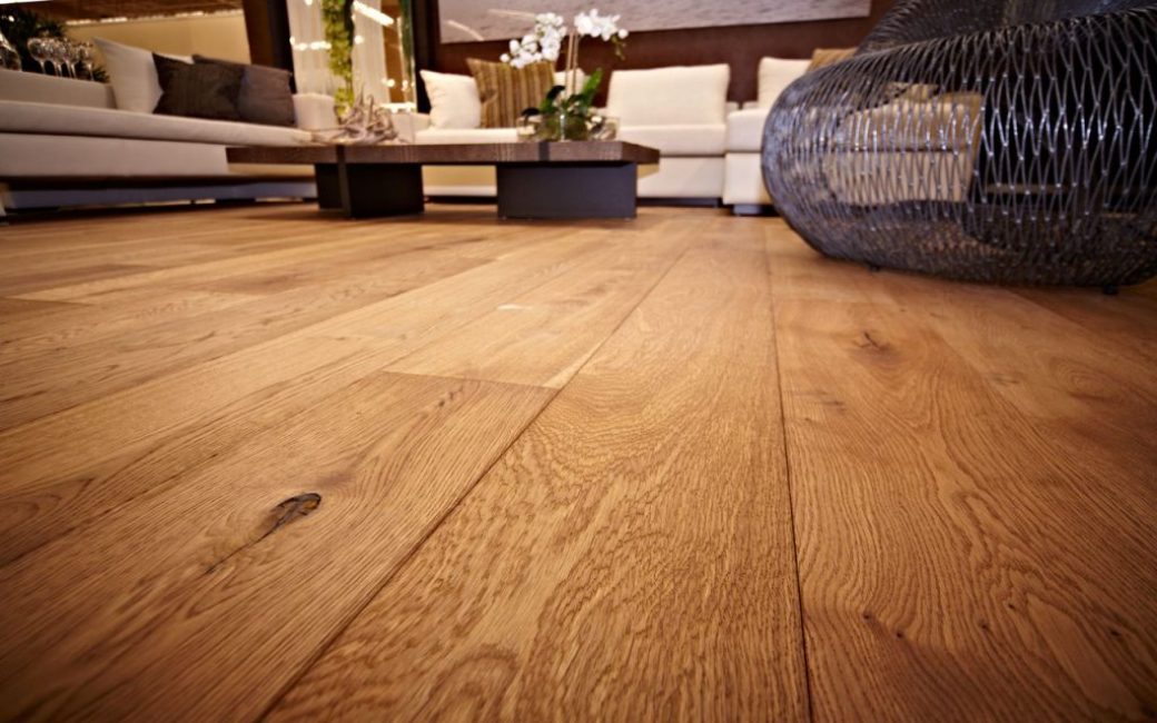 בולי עץ מוצקים על הרצפה בבית שלך