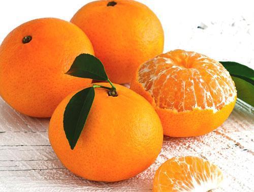 الفواكه البرتقالية محبوبة من قبل كل من البالغين والأطفال.