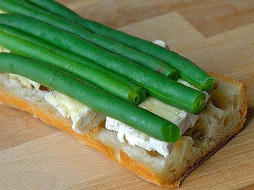 Sandwich mit Käse und grünen Bohnen