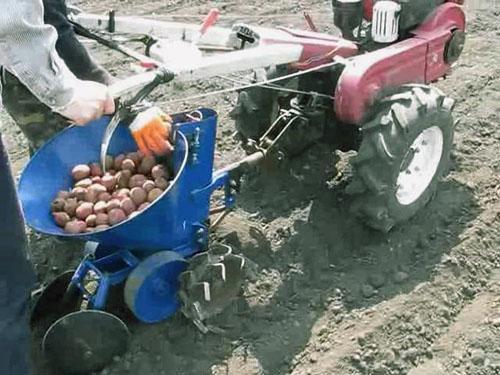 Arbeiten mit einem Kartoffelpflanzer