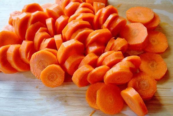 Karotten in Ringe schneiden