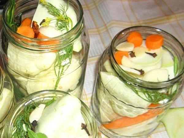 fülle die Gläser mit Gemüse