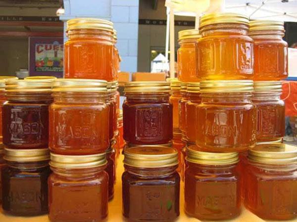 skladování medu ve sklenicích