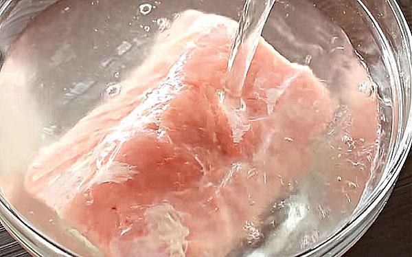 Wasser aus gewaschenem Fleisch