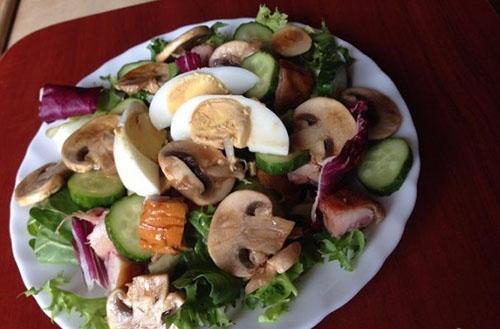 einfacher Hühnchen-Pilz-Salat