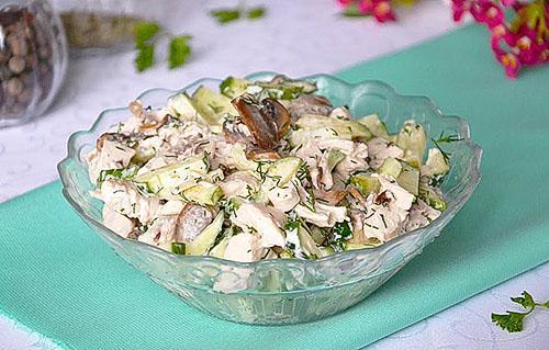 Salat mit Hühnchen und Champignons
