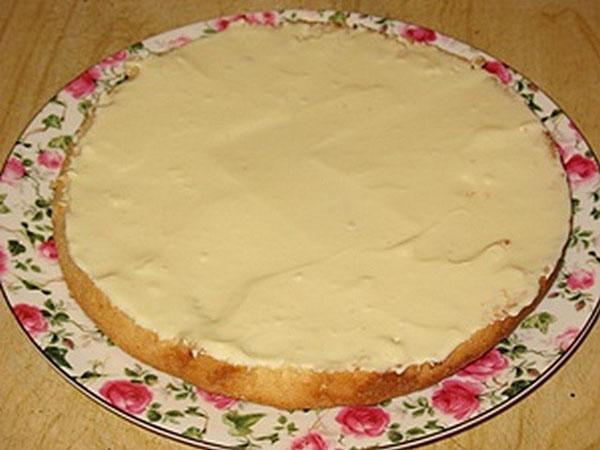 Kuchen mit Vanillesoße einfetten