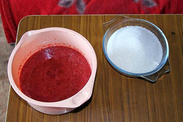 Erdbeerpüree mit Gelatine und Zucker mischen