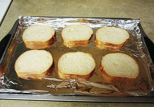 das Brot leicht anbraten