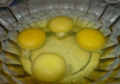 كسر بيض الدجاج