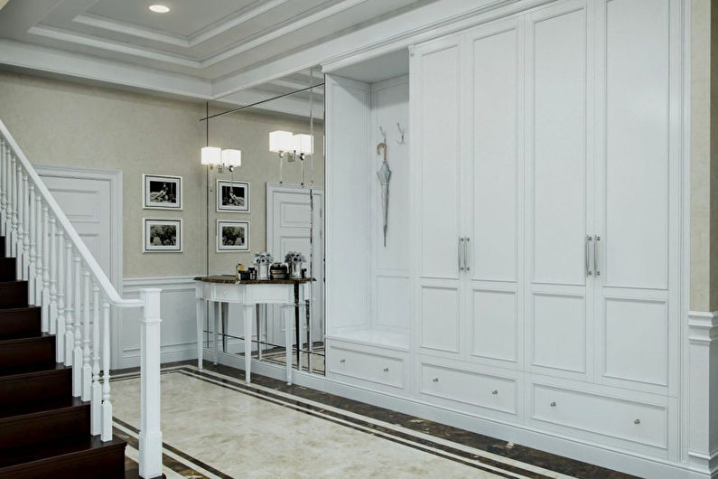 Notranja zasnova hodnika v klasičnem slogu - fotografija