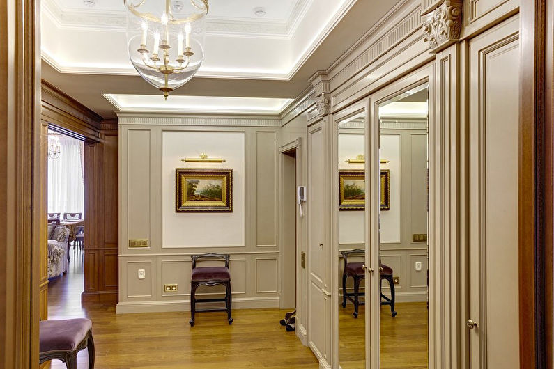 Notranja zasnova hodnika v klasičnem slogu - fotografija