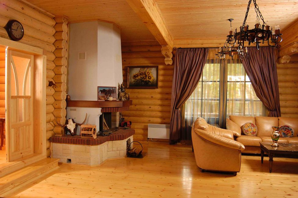 El piso y las paredes son de madera.
