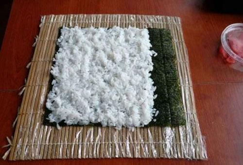 Reis auf Nori-Blatt legen