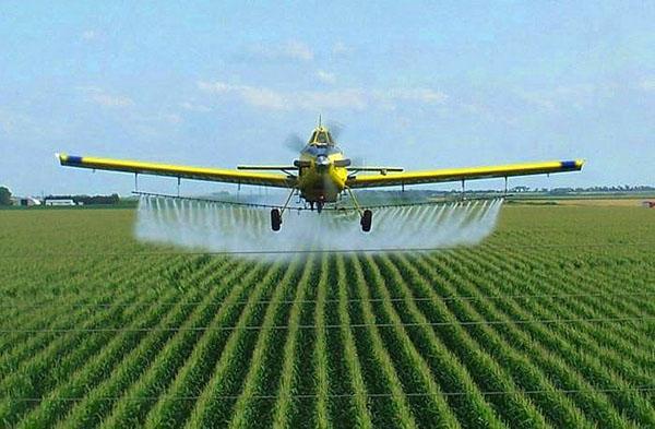 معالجة الحقول بالمبيدات بواسطة الطائرات