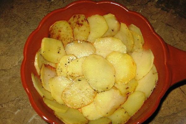 die Kartoffeln in eine Form geben