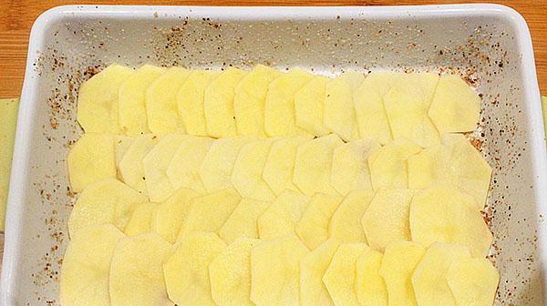 Kartoffeln in eine Form geben