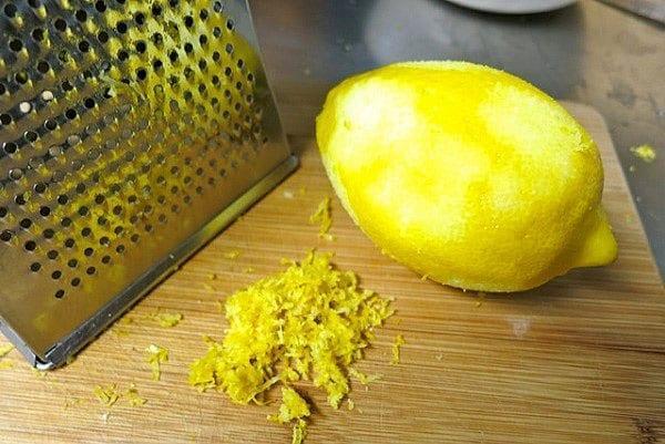 die Schale von der Zitrone entfernen