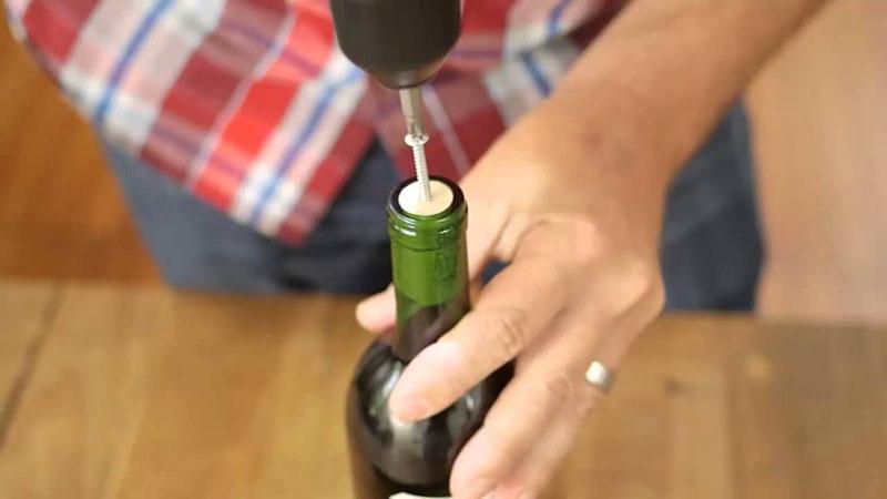 Öffnen Sie den Wein mit einer elektrischen Bohrmaschine