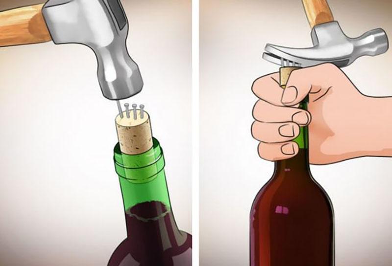 wie man Wein ohne Korkenzieher mit Nagel und Hammer öffnet