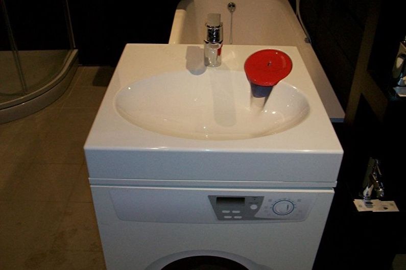Handfat över tvättmaskinen - foto