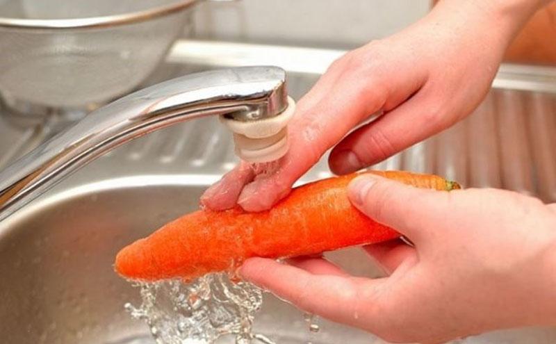 Karotten waschen