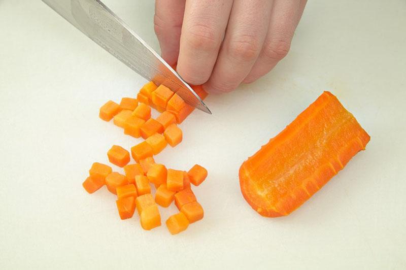 geschälte Karotten hacken