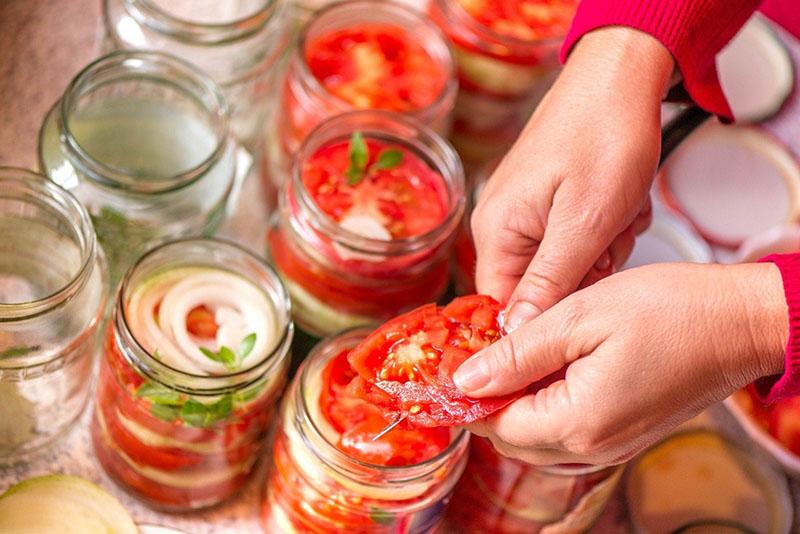 naplňte sklenice rajčaty a cibulí