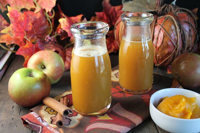 Apfelsaftrezept für den Winter durch einen Entsafter mit Honig