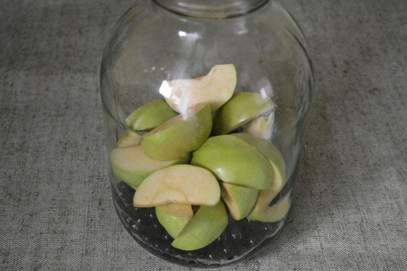 naplňte sklenice jablky a arónií
