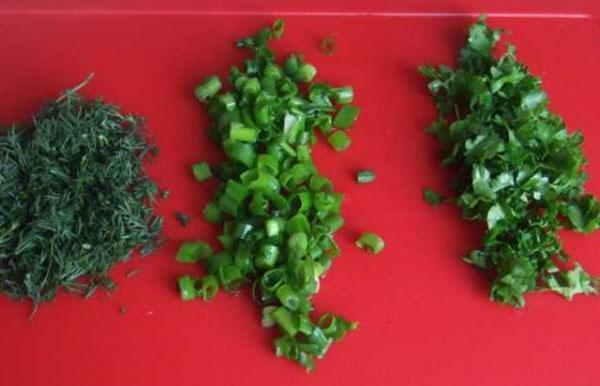 jemně nasekané zelené saláty