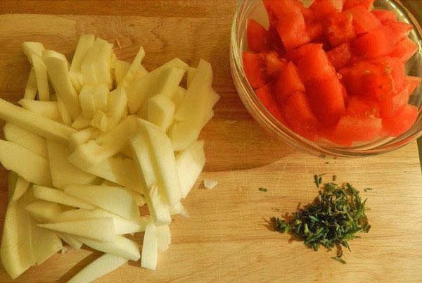 قطع الكوسة والطماطم