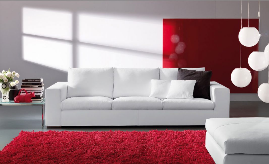 Oppusset hvit sofa