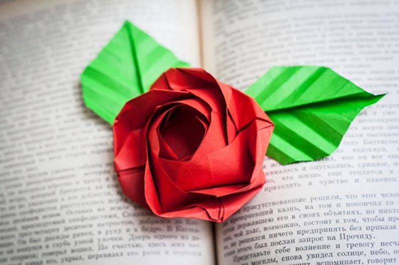 DIY τριαντάφυλλο χρησιμοποιώντας τεχνική origami