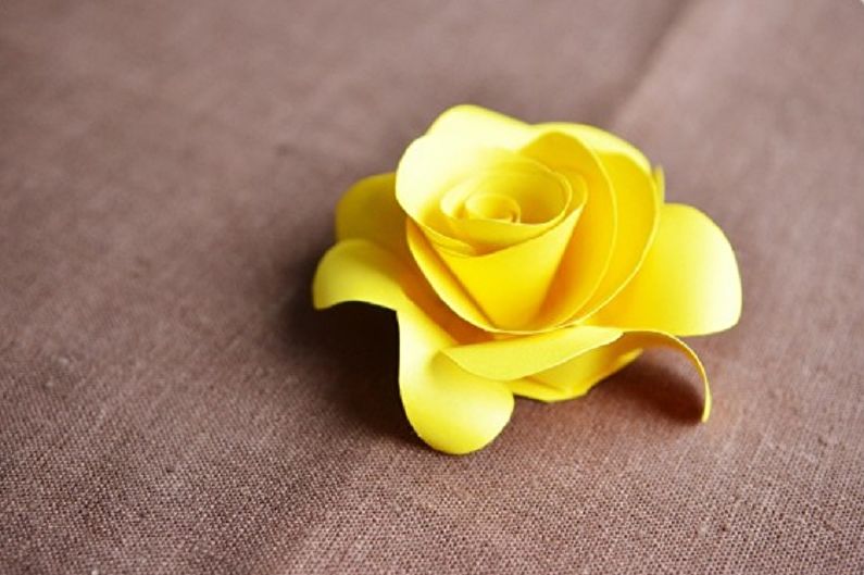 DIY κίτρινο τριαντάφυλλο από χαρτί