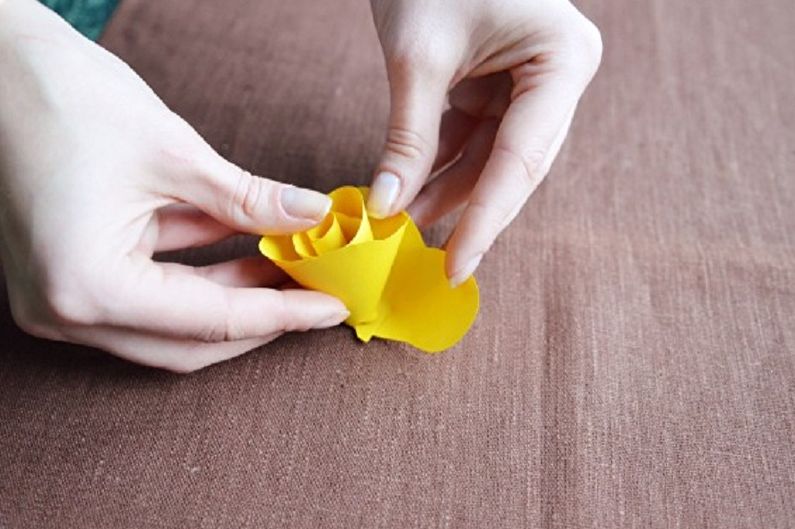 DIY gul ros från papper