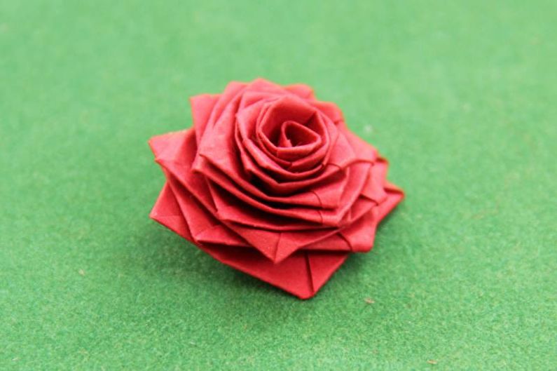נייר DIY ורד בטכניקת קווילינג