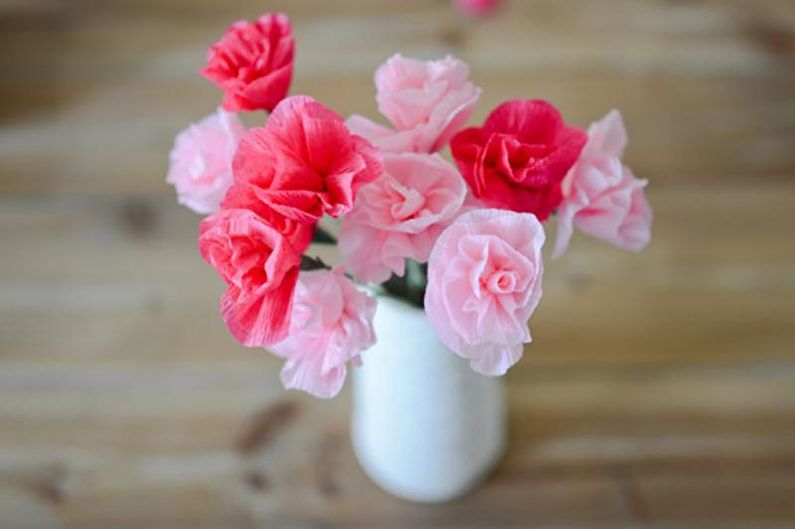 Ruže z vlnitého papiera pre domácich majstrov