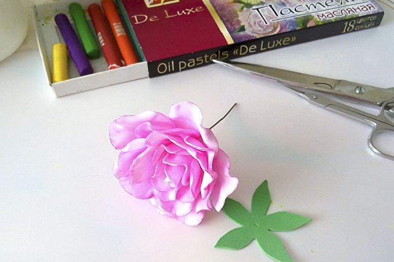 Trandafirul face-it-yourself din foamiran - O modalitate simplă de a face un trandafir de muguri