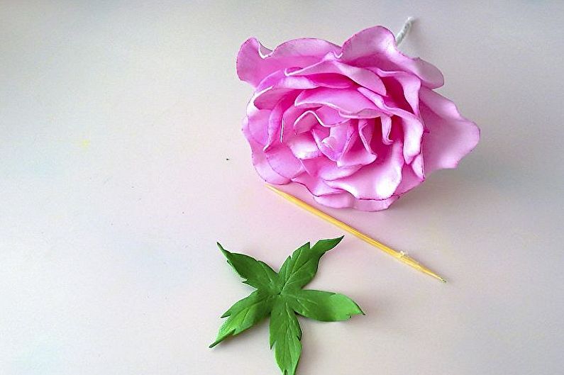 ורד עשה זאת בעצמך מ- foamiran-דרך פשוטה להכין ורד ניצן