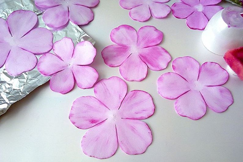 Do-it-yourself rose from foamiran - Uma maneira simples de fazer um botão de rosa