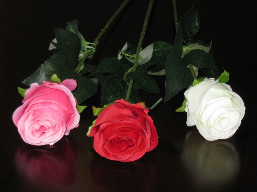 Umetne vrtnice so odlična možnost za dekoracijo doma