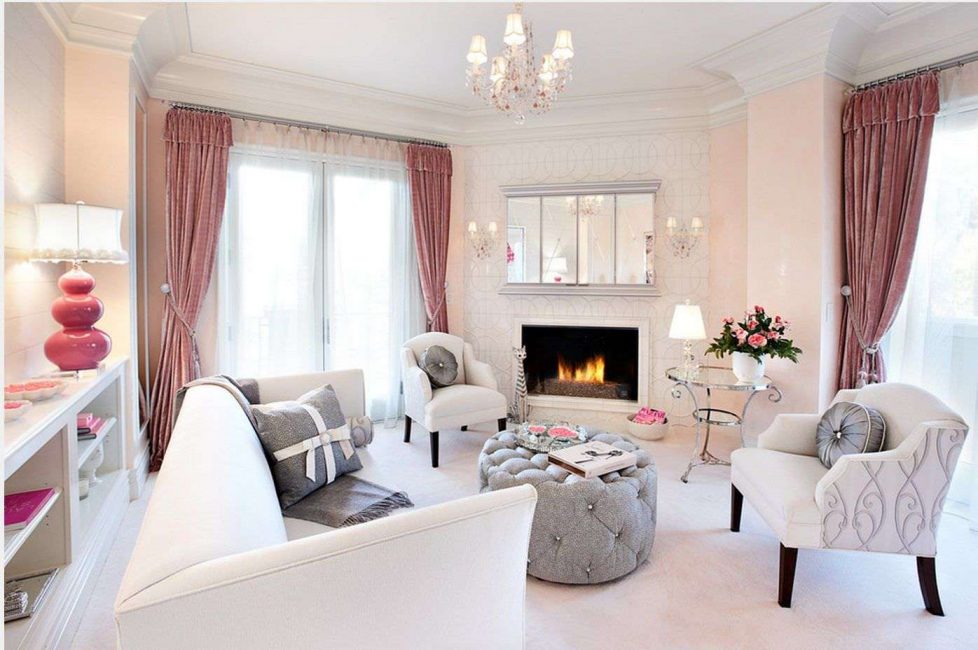 Przestronny, różowo-biały salon