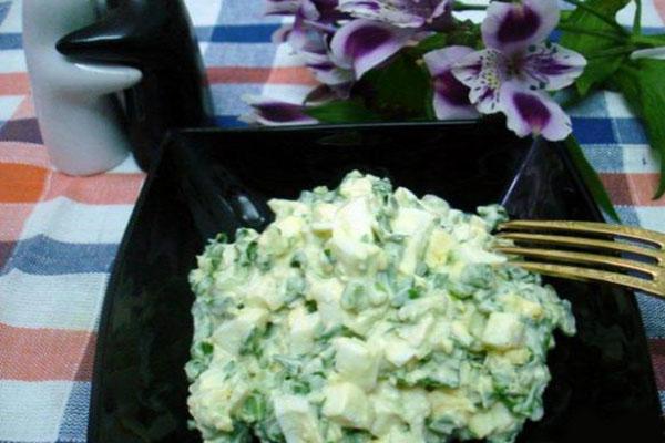 jednoduchý salát s medvědím česnekem