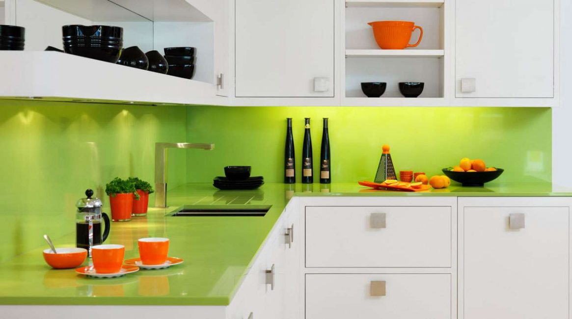 Avental verde claro na cozinha