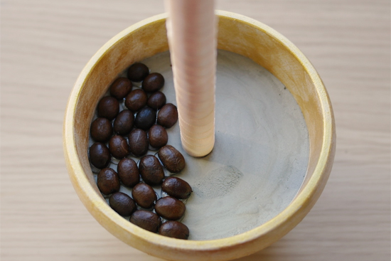 Pega la primera capa de granos de café.