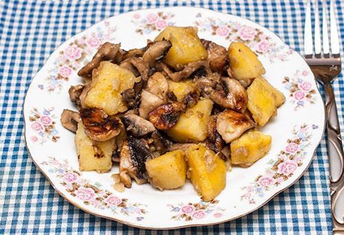 Bratkartoffeln mit Champignons in einem Slow Cooker
