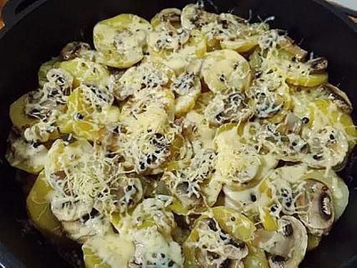 Bratkartoffeln mit Champignons und Käse