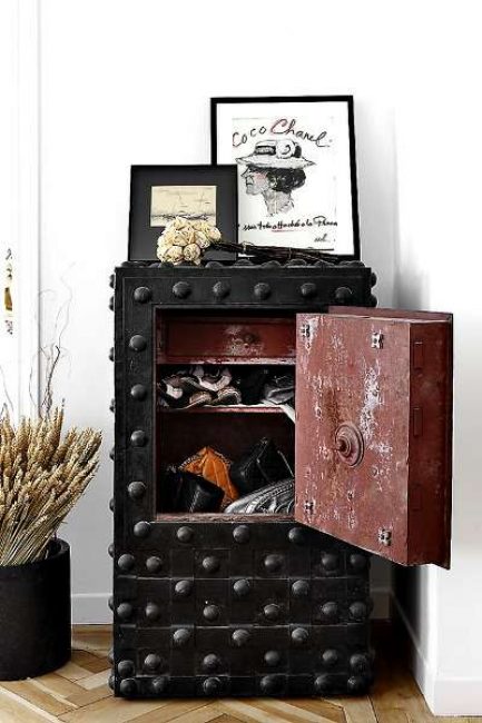 Una de las opciones más populares para colocar una caja fuerte en el interior de una sala de estar.